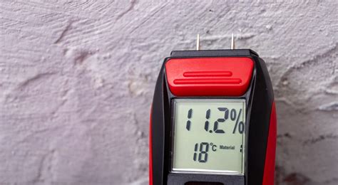 Vochtmeting in een muur met behulp van een elektronisch apparaat.