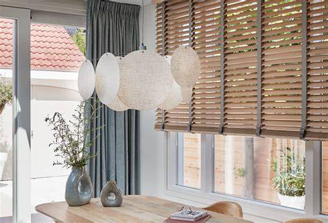 Voorbeelden van raamdecoratie bij CK01: verduistering, rolgordijnen, jaloezieën, insectenhorren.