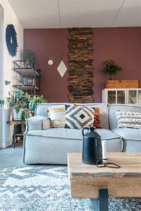 Een sfeervolle woonkamer met een accentmuur van koperbehang