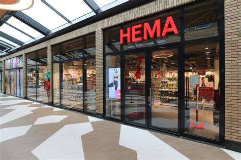 afbeelding van verschillende vliesbehangsoorten in een winkel
