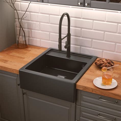 Winkelpresentatie: landelijke spoelbakken in showroom