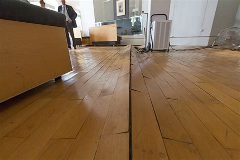Illustratie van laminaatplanken die bol staan door te strak leggen.