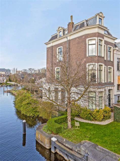 Exterieur herenhuis met kroonluchter zicht vanuit Vondelpark