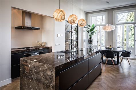 Interieur marmer en zwart-wit familiefoto's