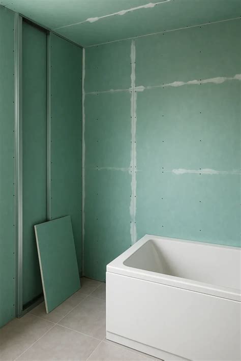 Stucwerk op groene gipsplaten in een badkamer