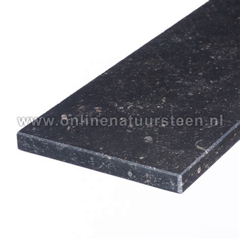 Informatieve tabel met typische afmetingen, materialen en prijsindicaties voor hardstenen vensterbanken.