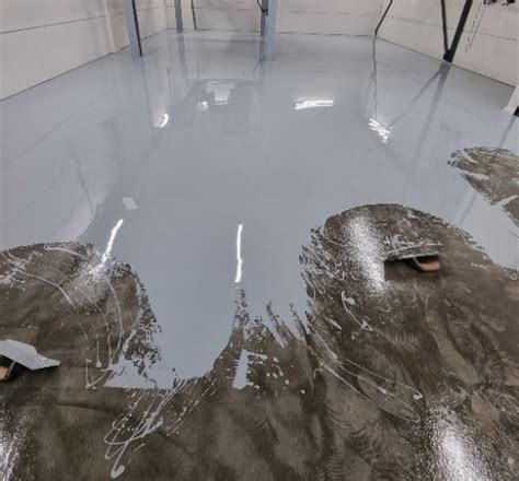 Illustratie van een transparante epoxy vloer met zichtbare ondervloer structuur
