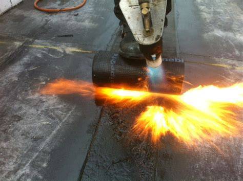 Brandmethode voor bitumen dakbedekking - brander, vlam en rollen