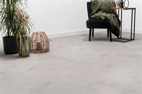 Collage van verschillende linoleum designs: betonlook, visgraatpatroon, tegelmotief en effen kleuren.