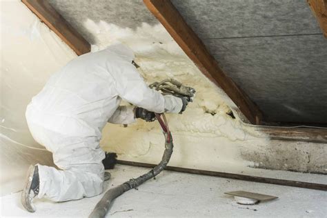 Proces van spuitisolatie (PUR-schuim) in een kruipruimte.