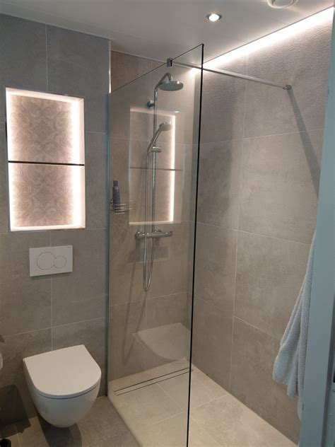 Voorbeelden van infraroodpanelen met LED verlichting voor de badkamer.