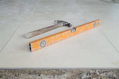 tegellegtechniek met waterpas en hamer