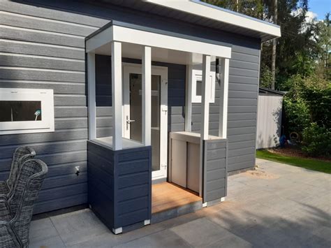 Voorbeeld van een klompenhok aanbouw aan een stacaravan op een camping