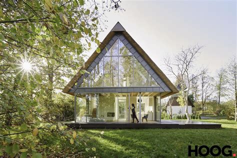 Artistieke impressie van een modern prefab chalet met grote raampartijen