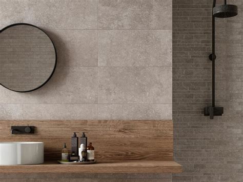 Gedetailleerde foto van perfect geplaatste wandtegels in een moderne badkamer