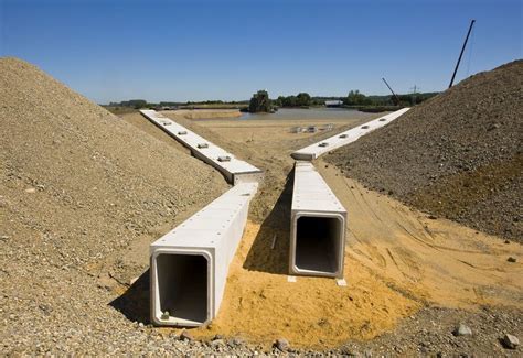 Illustratie: overzicht van prefabricage en montage van betonnen duikers