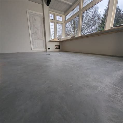 Gedetailleerde foto van een gevlinderde betonvloer