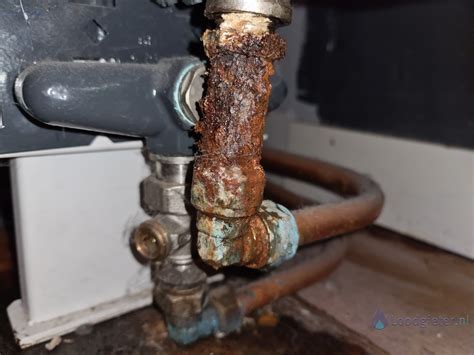 Loodgieter voert reparatie uit aan leiding