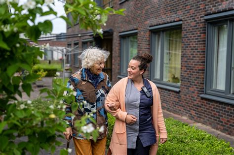 Foto van vrijwilligers die activiteiten organiseren voor bewoners.