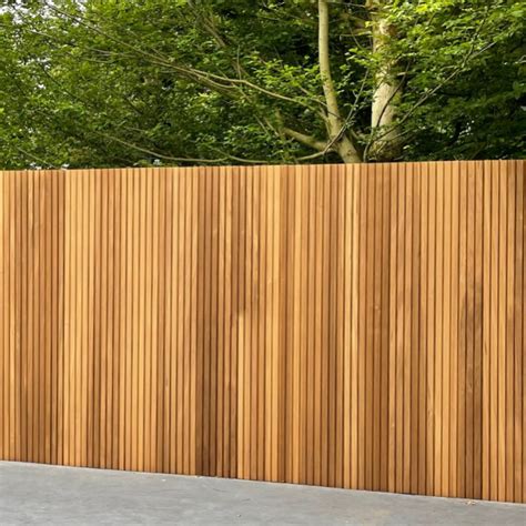 Voorbeeld van een schutting bekleed met thermo ayous blokprofielen