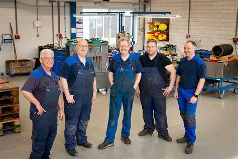 Testimonial-citaties naast foto van monteurs in actie