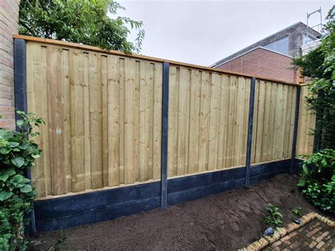 Een voorbeeldoppervlakte van een schutting die privacy biedt in een tuin