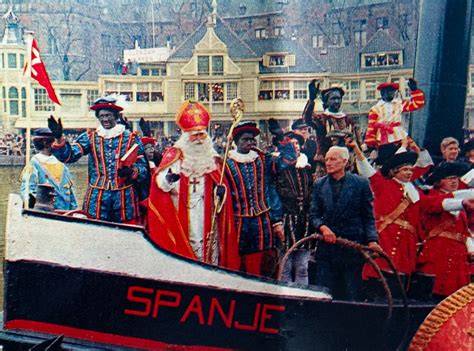Historische intocht met meerdere Pieten