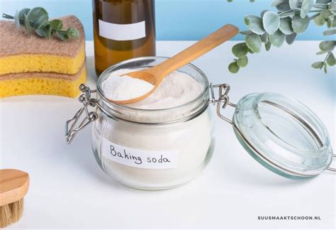 Illustratie van het aanbrengen van een baking soda pasta op voegen met een borstel.
