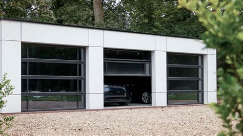 Foto: Voorbeeld van een garage met pui en veel daglicht