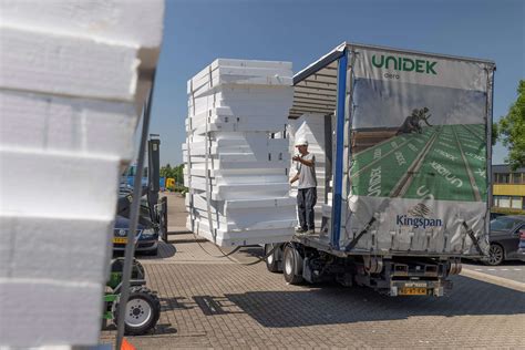 Illustratie van verschillende EPS-producten: platen, broodjes, parels.