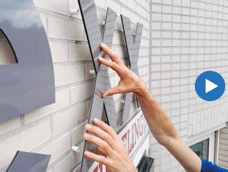 Infographic: Montageopties voor gevelletters (3D-effect met afstandhouders, directe montage en montage op frames)