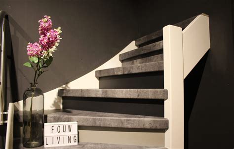 Showroom met diverse traprenovatie materialen en stijlen