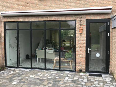 Aluminium kozijnen modern en strak silhouet in een wijk