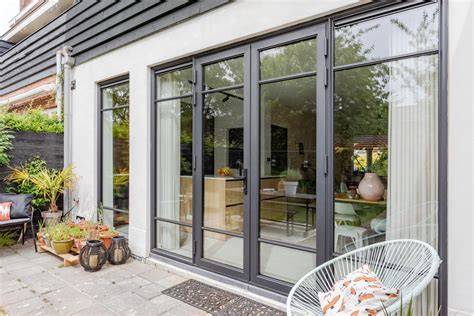 Poedercoating van aluminium kozijnen in donkere tinten