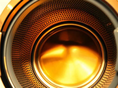 Illustratie van een wasmachinetrommel die natte was bevat.