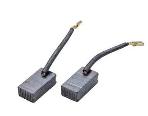 Foto van nieuwe en versleten koolborstels van een wasmachinemotor.