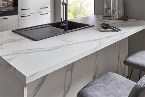 Stapsgewijze illustratie van het vullen van een kras in een aanrechtblad met plamuur.