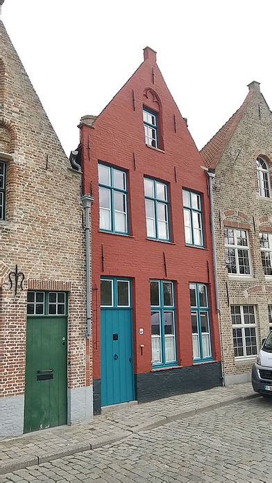 Foto van een gerenoveerde gevel in Maastricht, die een verbeterde uitstraling heeft gekregen door schilderwerk