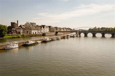 Voor-en-na foto van een huis in Maastricht met prachtig buitenschilderwerk