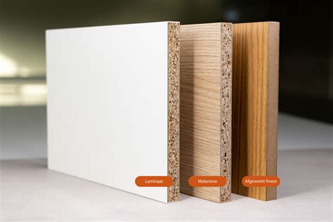 Vergelijkende infographic die de opbouw en duurzaamheid van melamine en laminaat toont.