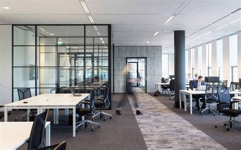 Illustratie van een modern kantoor met geïntegreerde systeemplafondverlichting