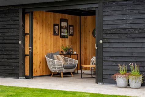 Interieur van de Stiltekamer en Tuinkamer met boekenkast en kunstwerk In Zicht