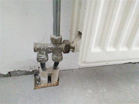 Nieuwe radiator installatie en aansluiting van slangen