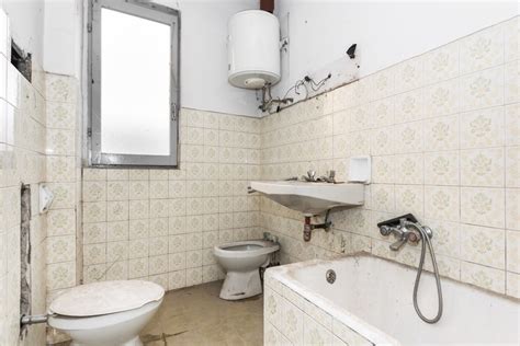 Illustratie van een badkamer met oude witte tegels die gerenoveerd moet worden.