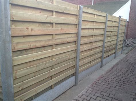 Visuele vergelijking van de prijzen per meter voor verschillende houtsoorten schuttingen.