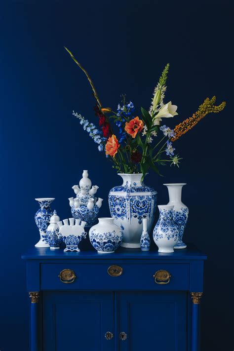 Voorbeeld van een interieur met Delfts blauw behang in een woonkamer