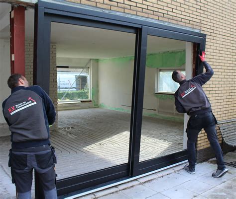 Foto van monteurs die netjes kozijnen plaatsen
