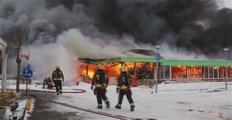 Dronevideo van grote brand in tuincentrum Lisse
