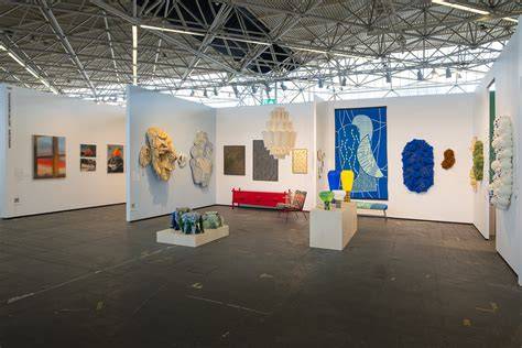 Afbeelding van verschillende behangcollecties en kunstwerken die in het programma voorkomen