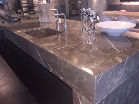 Luxe keuken met een glanzend marmeren aanrechtblad